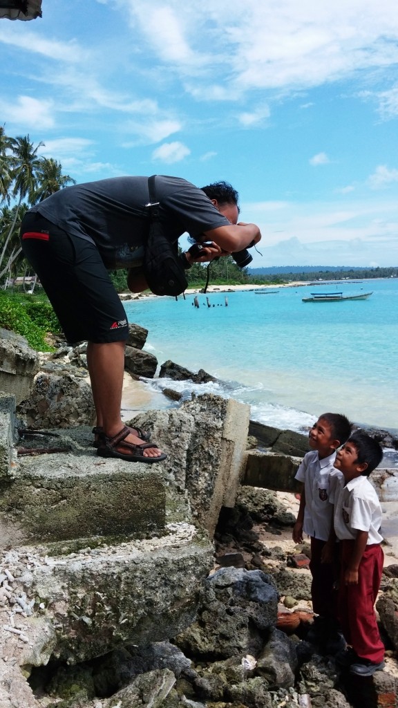 Anak-anak, di daerah terpencil mana pun, selalu suka difoto. Photo: Makmur Dimilia